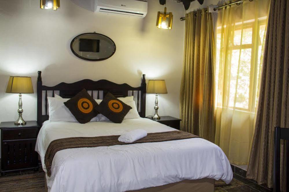 Hotel Aristo Manor à Richards Bay Extérieur photo